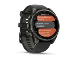 Juodas išmanusis laikrodis su apvaliu ekranu ir juodu silikoniniu dirželiu.