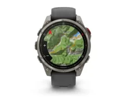 Garmin laikrodis su žemėlapiu, rodančiu kalnuotą teritoriją ir maršrutus.