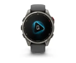 Garmin išmanusis laikrodis su juodu ekranu ir baterijos simboliu.