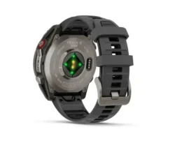 Garmin Fenix 8 laikrodis su juodu silikoniniu dirželiu ir šviesos jutikliu gale.