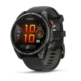 Garmin Fenix 7 sportinis laikrodis su juodu dirželiu ir skaitmeniniu ekranu.