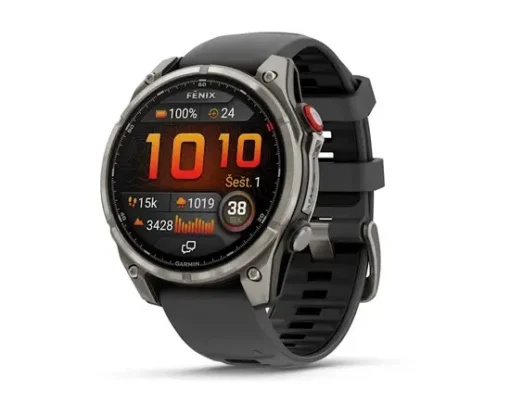 Garmin Fenix 7 sportinis laikrodis su juodu dirželiu ir spalvotu ekranu.